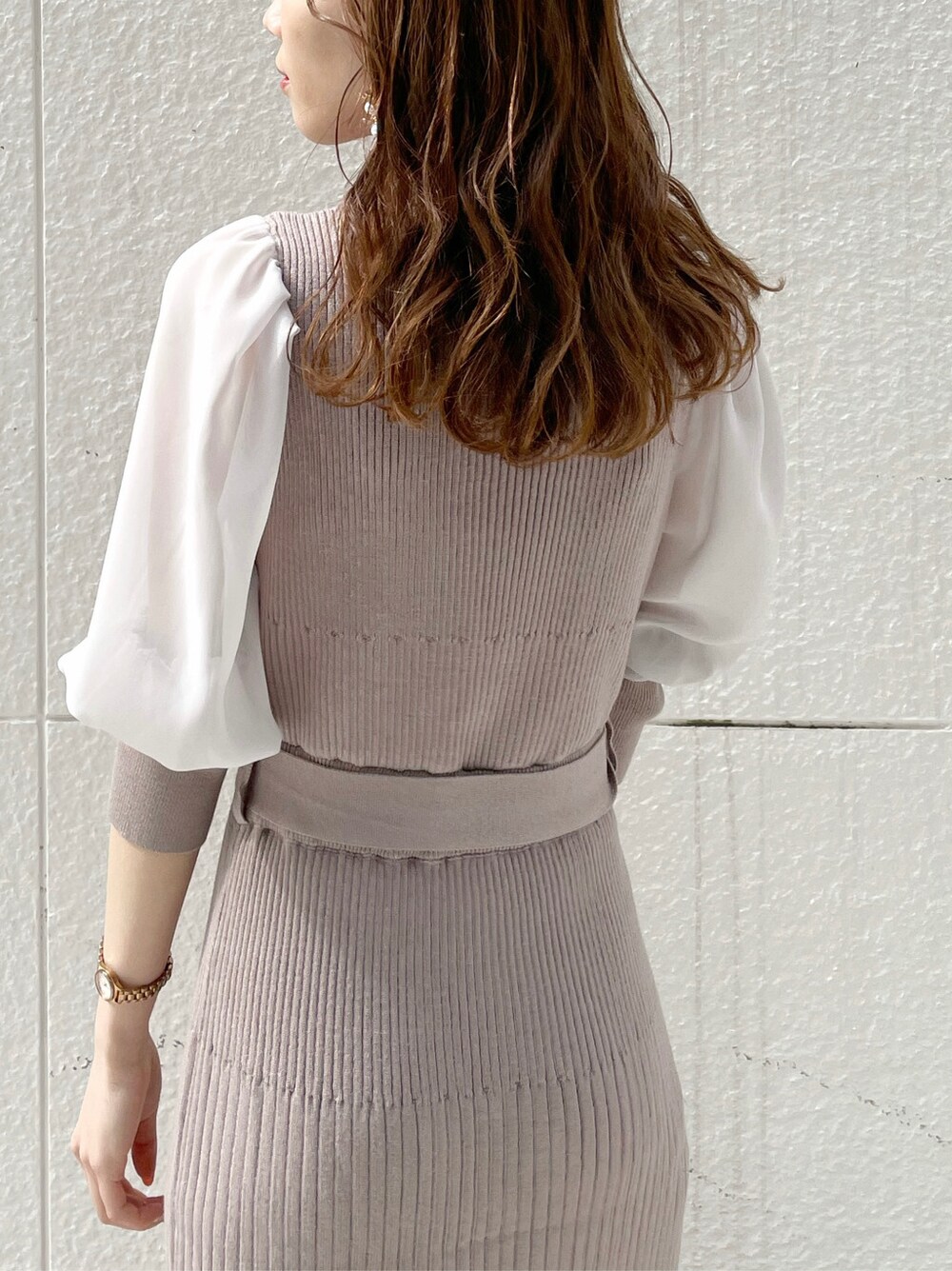 ベージュ系のワンピース、ブラック系のライダースジャケット、ブラック系のパンプスを着用したレディースの冬コーディネートの6枚目の写真