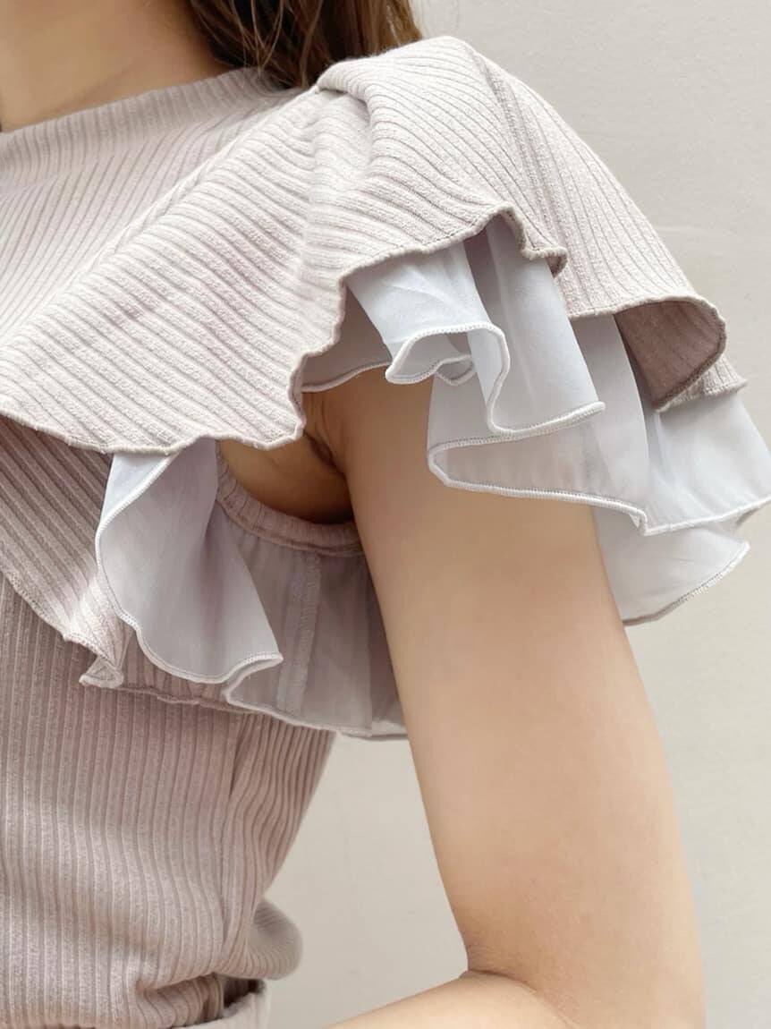 ホワイト系のスカート、その他のサンダル、グレー系のTシャツ/カットソーを着用したレディースの夏コーディネートの8枚目の写真