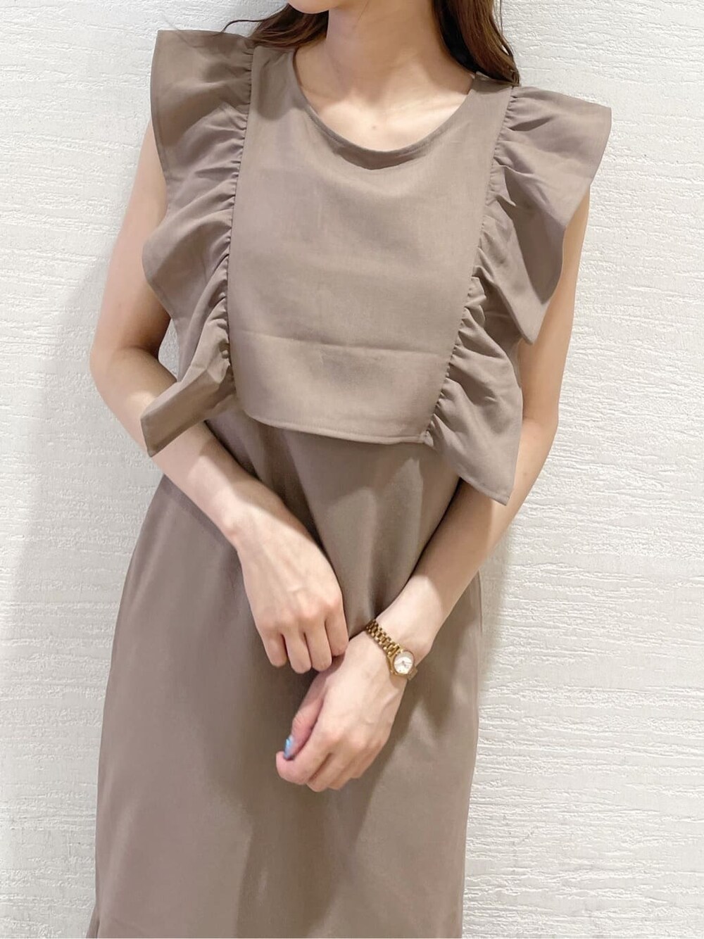 ブラウン系のワンピース、ホワイト系のパンプスを着用したレディースの夏コーディネートの4枚目の写真