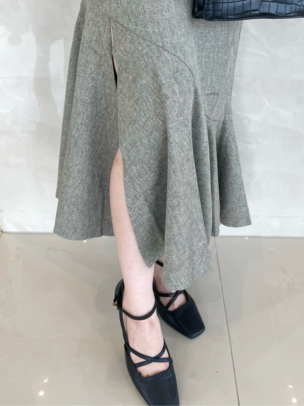 ホワイト系のシャツ/ブラウス、グリーン系のスカート、ブラック系のパンプスを着用したレディースの秋コーディネートの7枚目の写真