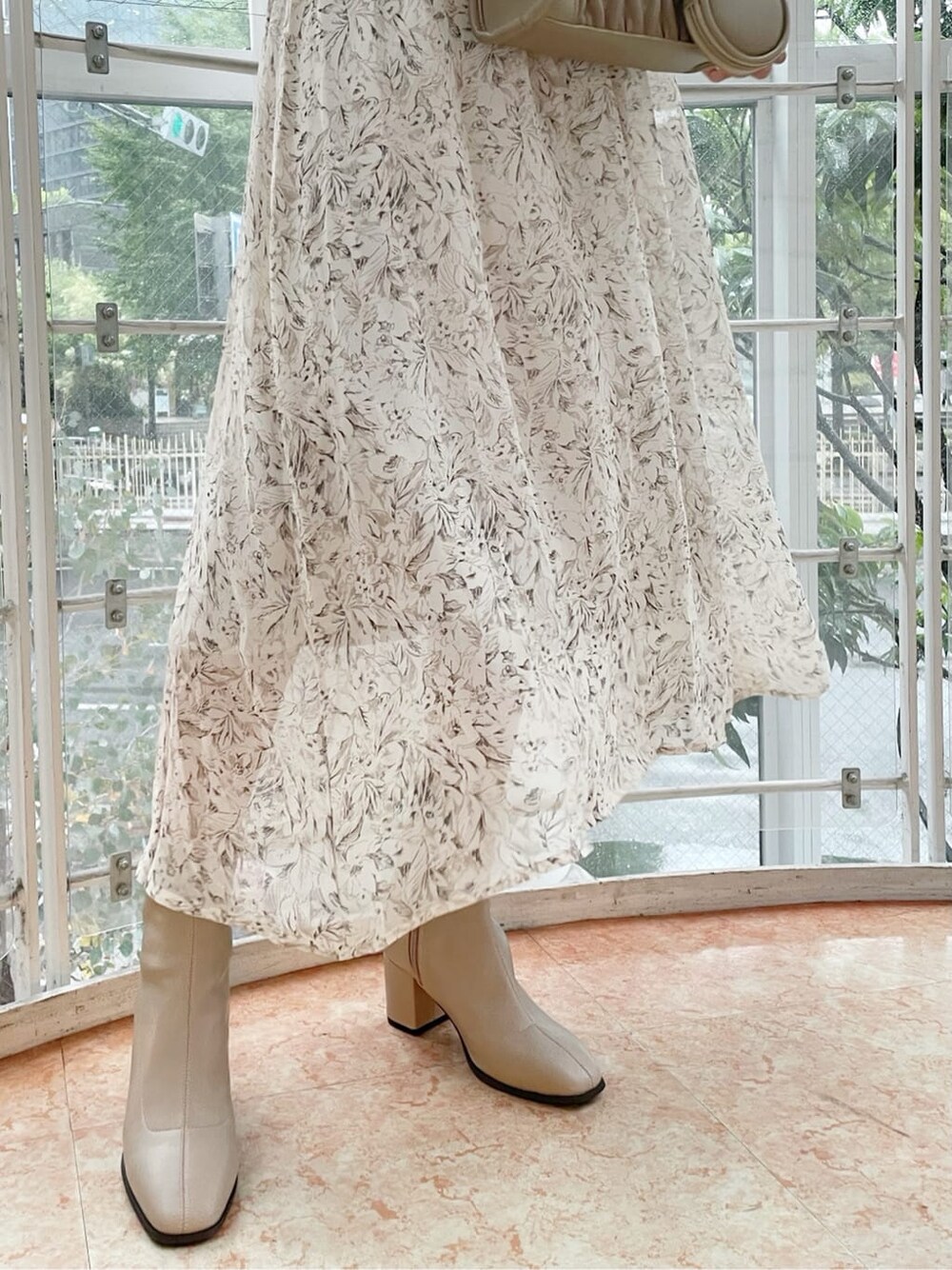 ホワイト系のワンピース、ベージュ系のワンピース、ベージュ系のブーツを着用したレディースの秋コーディネートの10枚目の写真