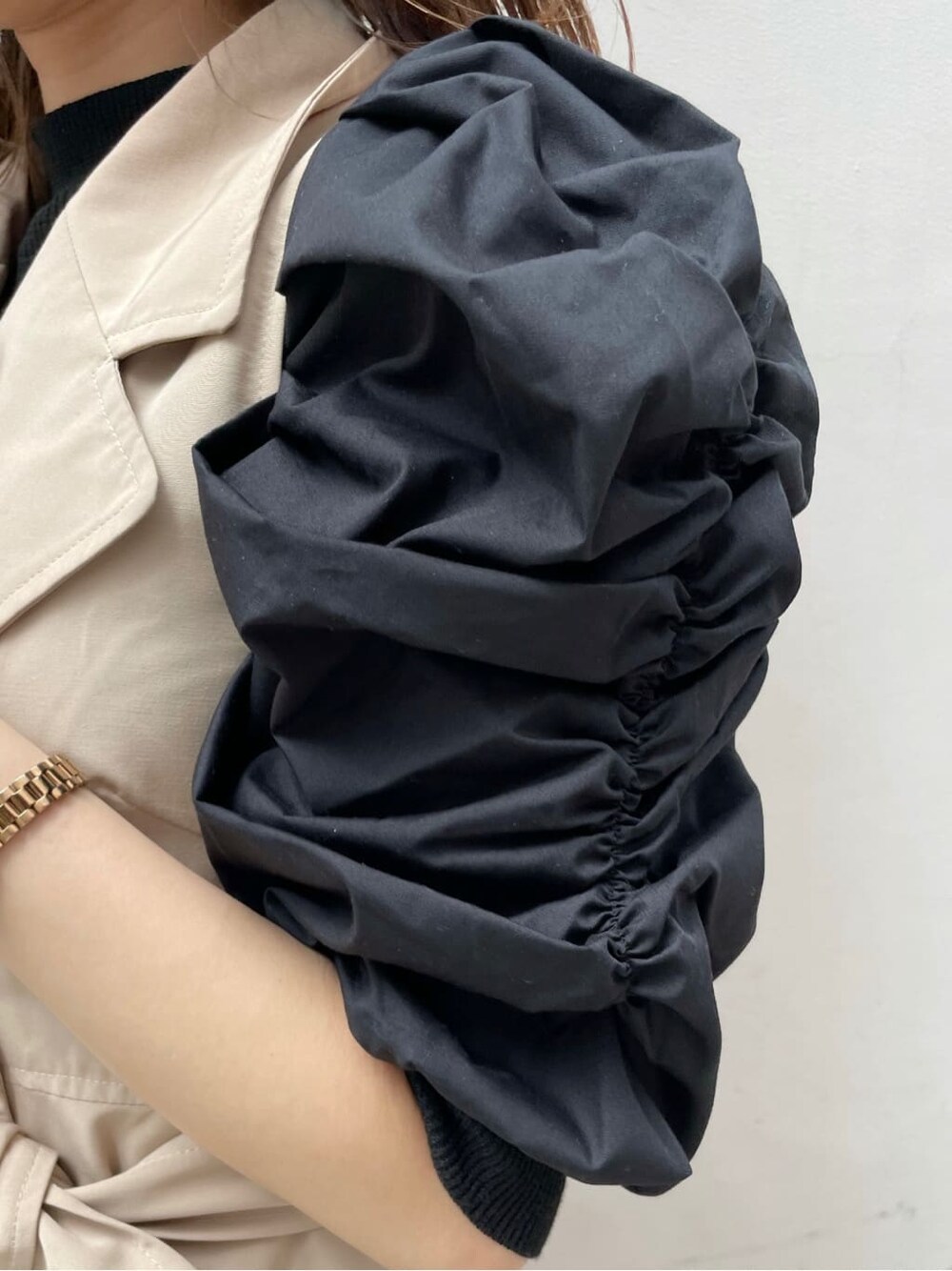 ベージュ系のワンピース、ブラック系のハンドバッグ、ブラック系のニット/セーターを着用したレディースの秋コーディネートの6枚目の写真