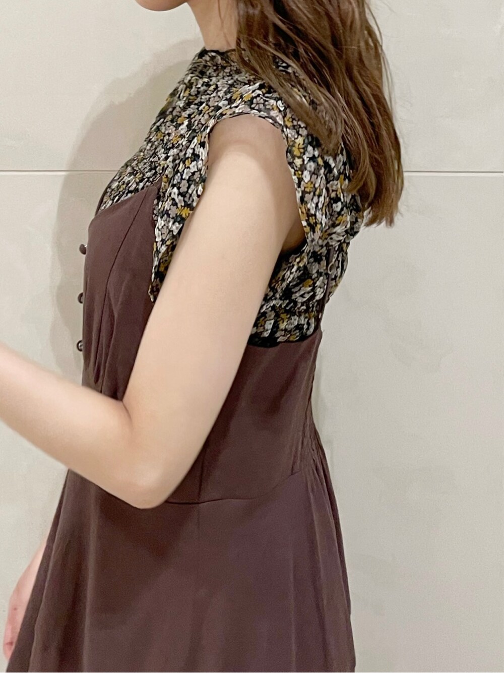 その他のサンダル、その他のシャツ/ブラウス、ブラウン系のワンピースを着用したレディースの春コーディネートの5枚目の写真