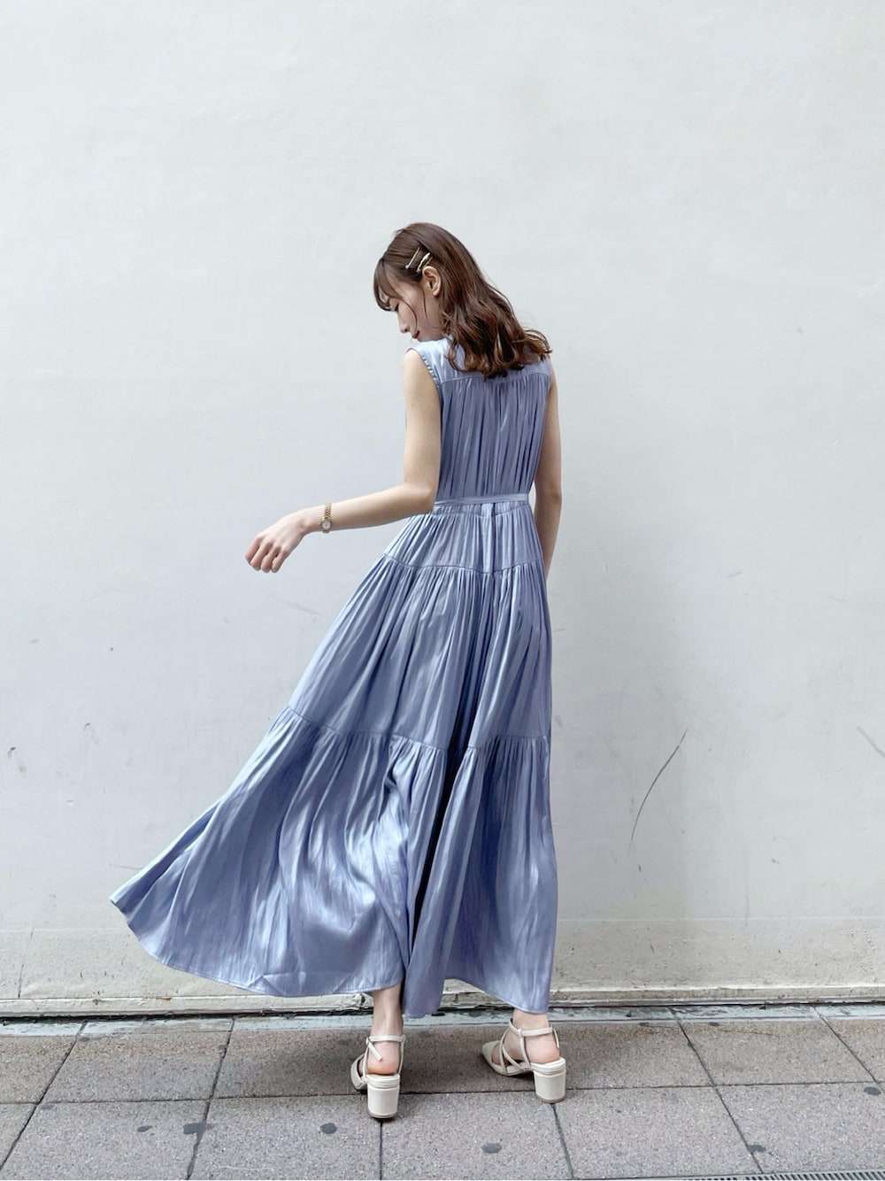 ブルー系のシャツ/ブラウス、ブルー系のワンピース、ホワイト系のパンプスを着用したレディースの春コーディネートの6枚目の写真