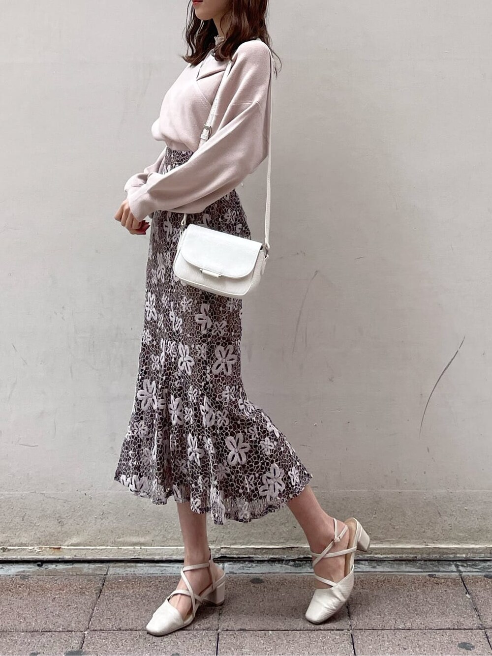 ブラウン系のスカート、ホワイト系のパンプス、ホワイト系のショルダーバッグを着用したレディースの春コーディネートの3枚目の写真