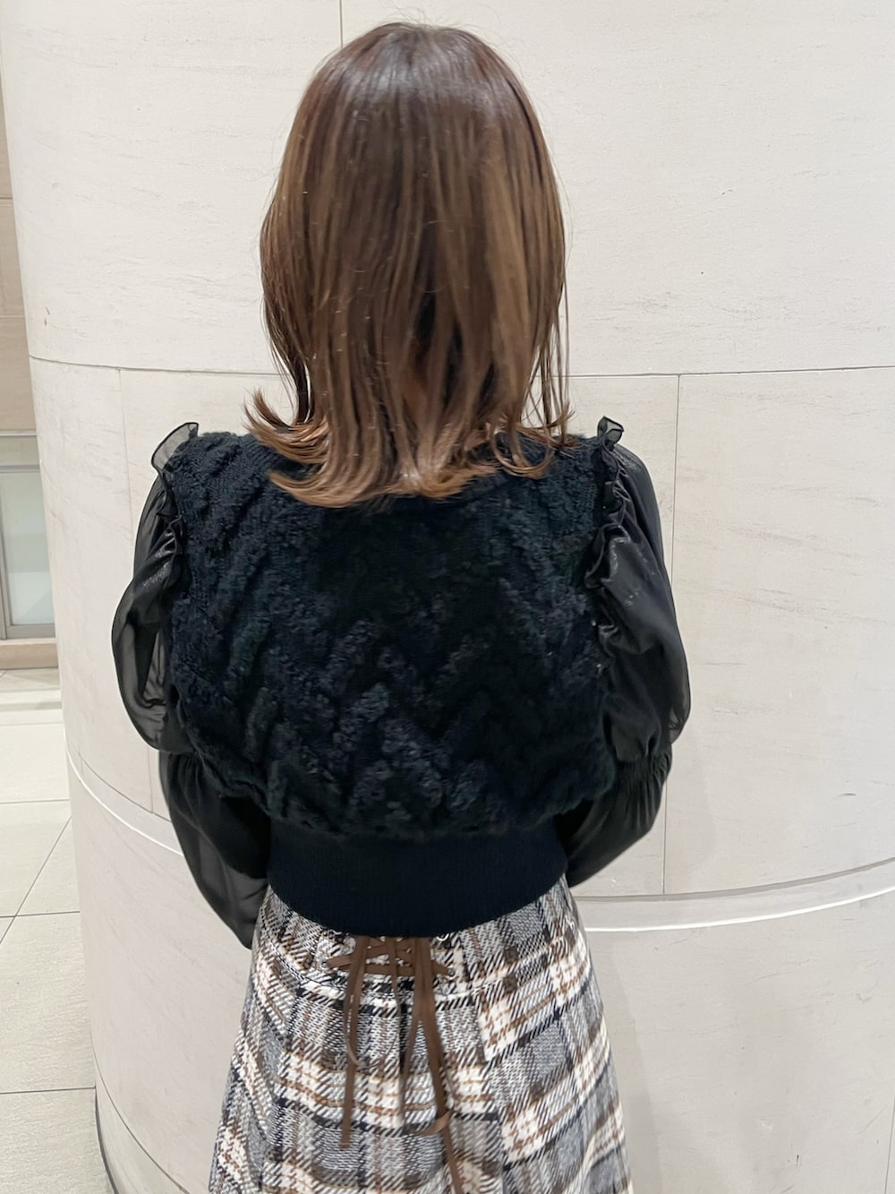 その他のスカート、ブラック系のニット/セーター、ブラック系のブーツを着用したレディースの冬コーディネートの6枚目の写真