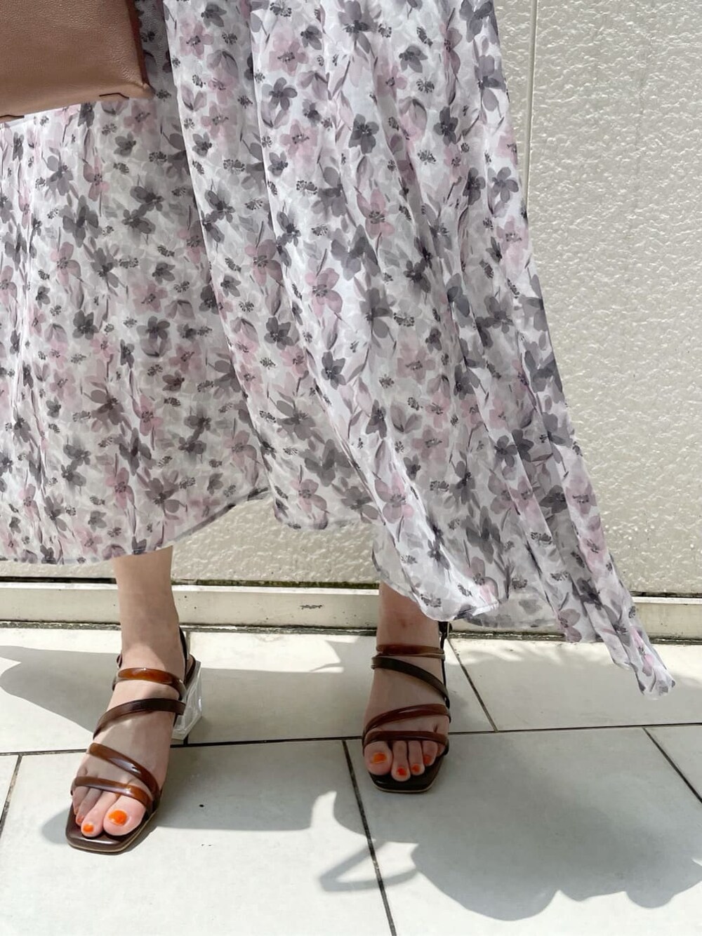 ブラウン系のハンドバッグ、ブラウン系のサンダル、ピンク系のワンピースを着用したレディースの夏コーディネートの10枚目の写真