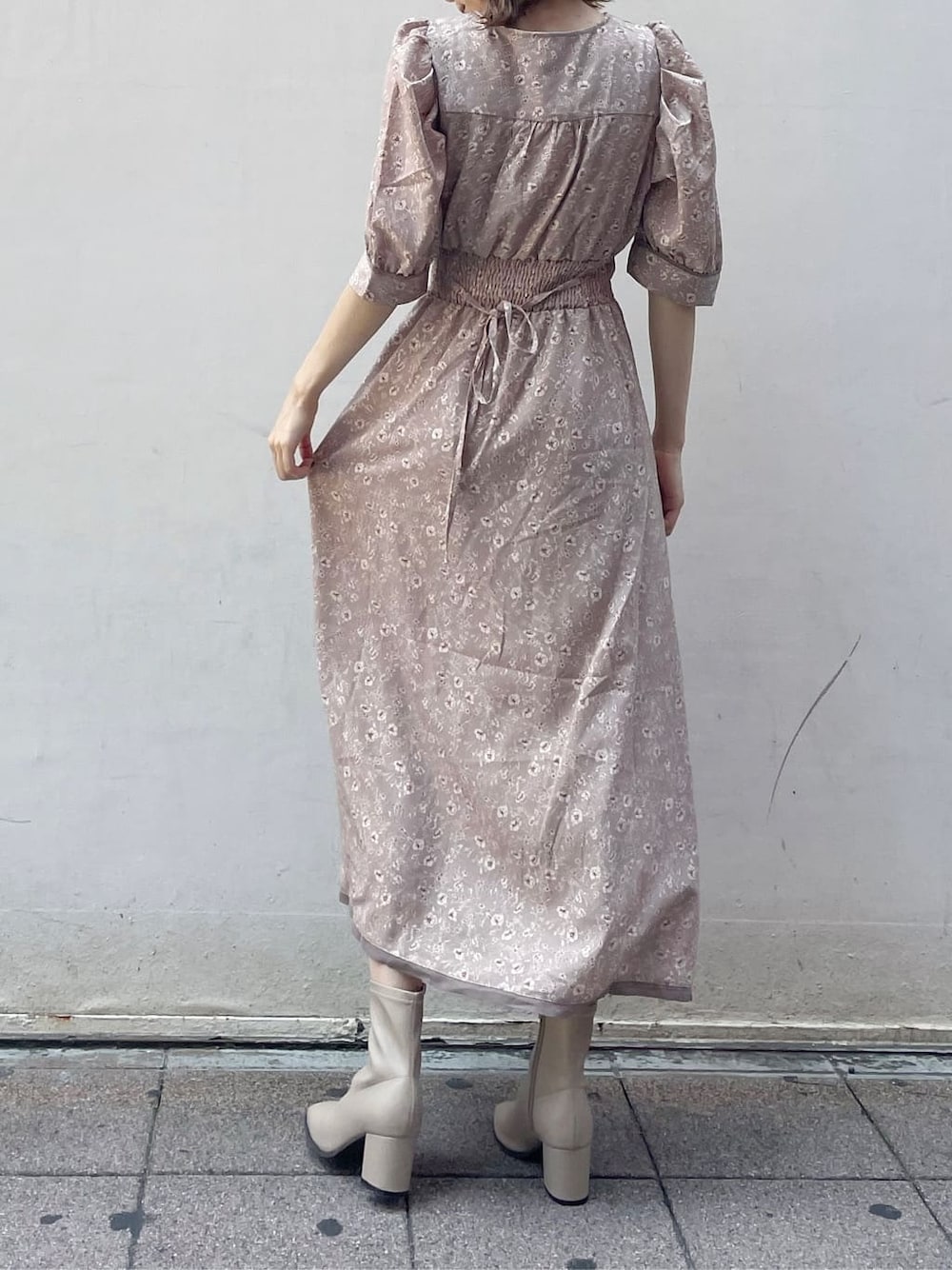 ピンク系のワンピース、ベージュ系のブーツを着用したレディースの夏コーディネートの3枚目の写真