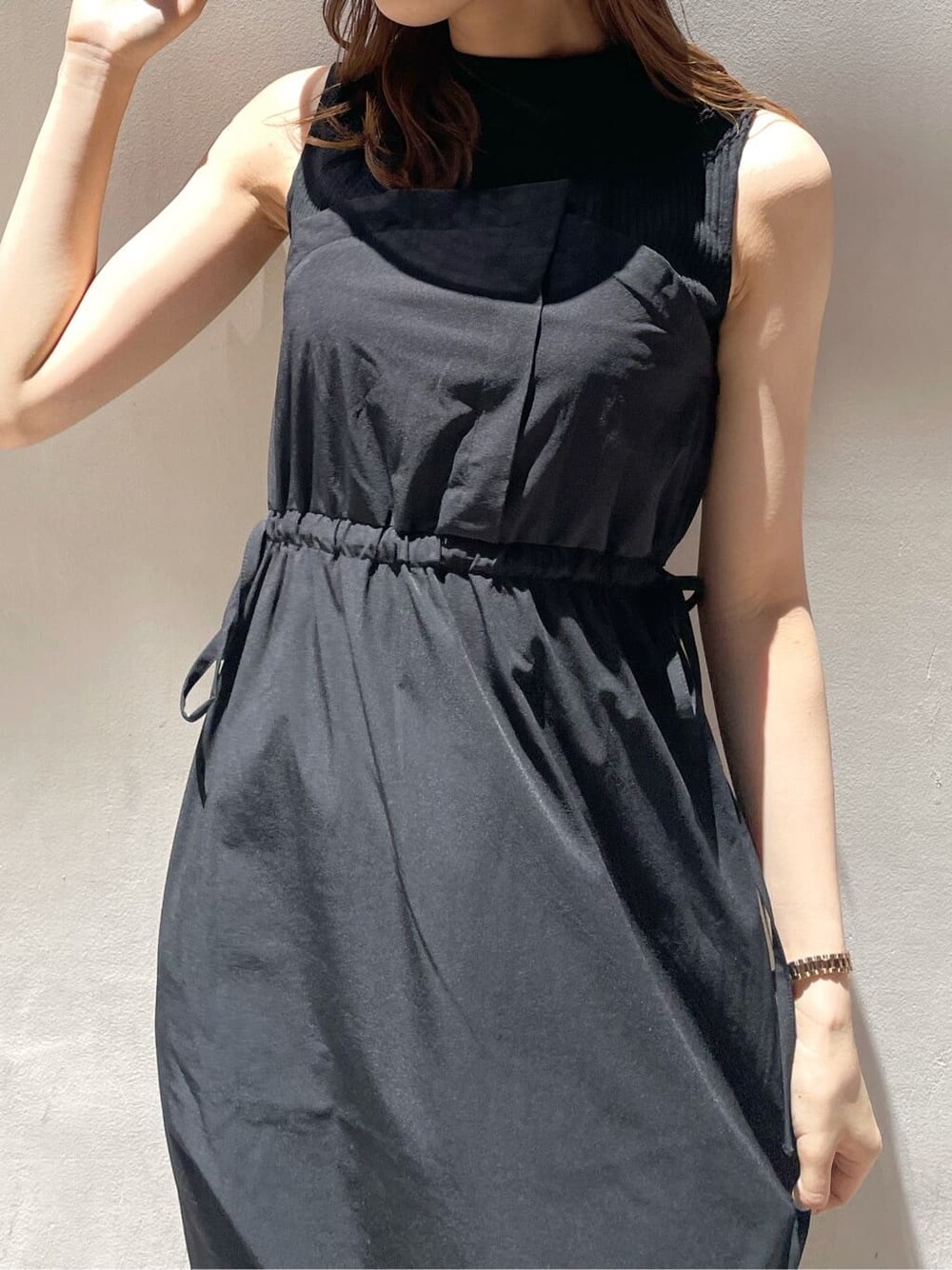 ブラック系のワンピース、ホワイト系のサンダルを着用したレディースの夏コーディネートの4枚目の写真