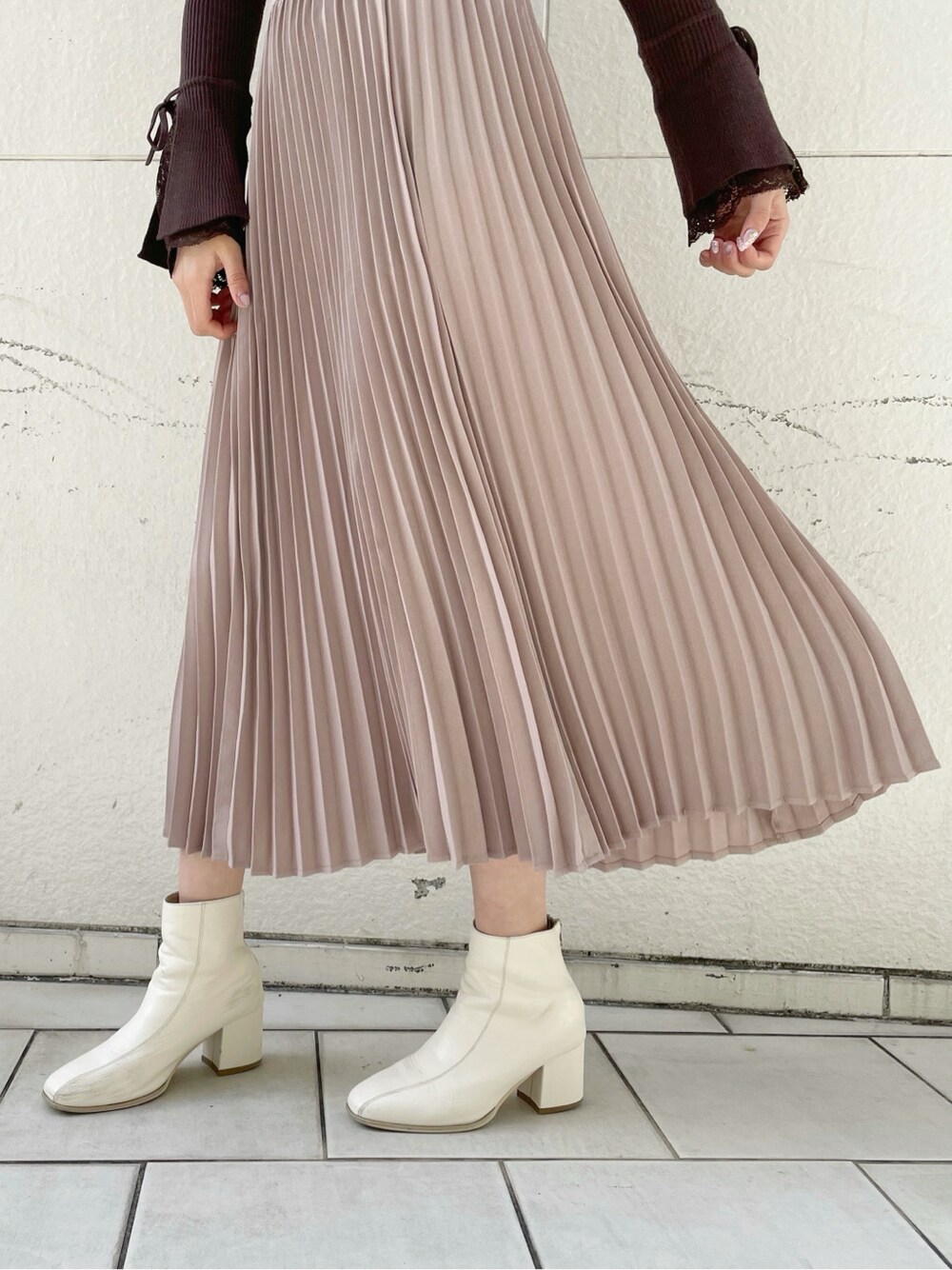 ホワイト系のブーツ、ブラウン系のニット/セーター、ブラウン系のニット/セーターを着用したレディースの冬コーディネートの7枚目の写真