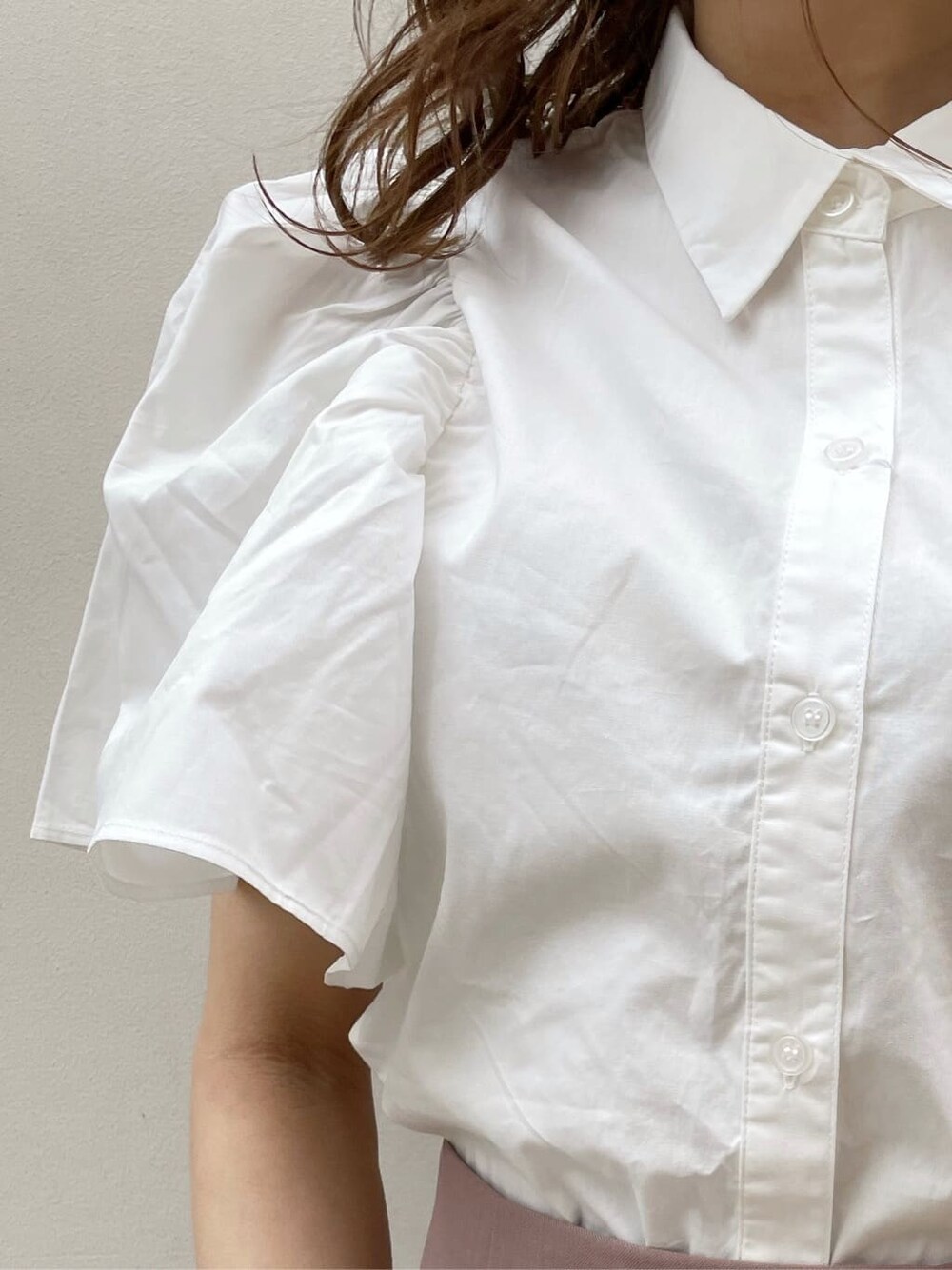 その他のサンダル、ホワイト系のシャツ/ブラウス、ホワイト系のハンドバッグを着用したレディースの春コーディネートの8枚目の写真