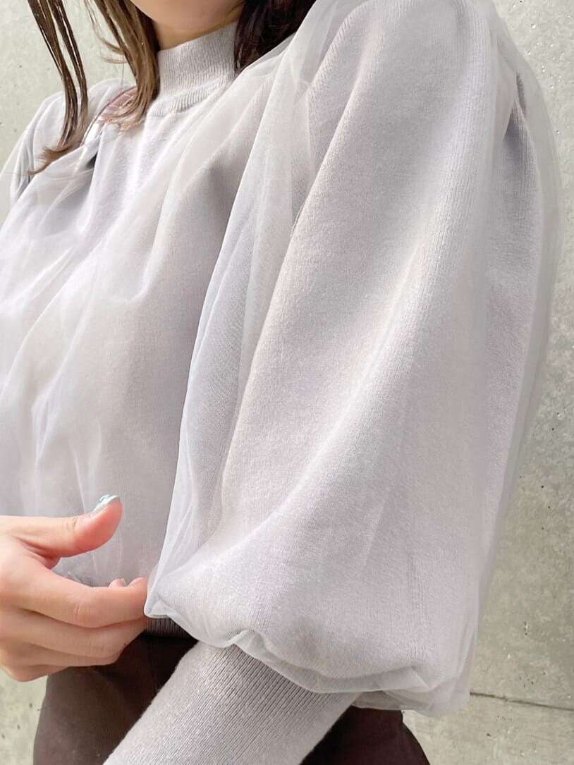 グレー系のニット/セーター、ブラック系のブーツ、ブラウン系のスカートを着用したレディースの秋コーディネートの7枚目の写真