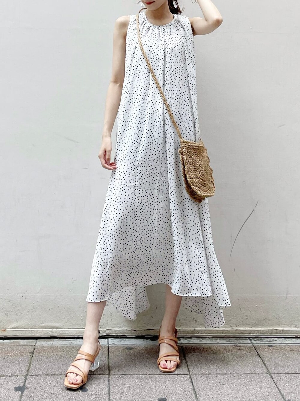 オレンジ系のサンダル、ホワイト系のワンピース、ゴールド系のブレスレットを着用したレディースの夏コーディネートの4枚目の写真