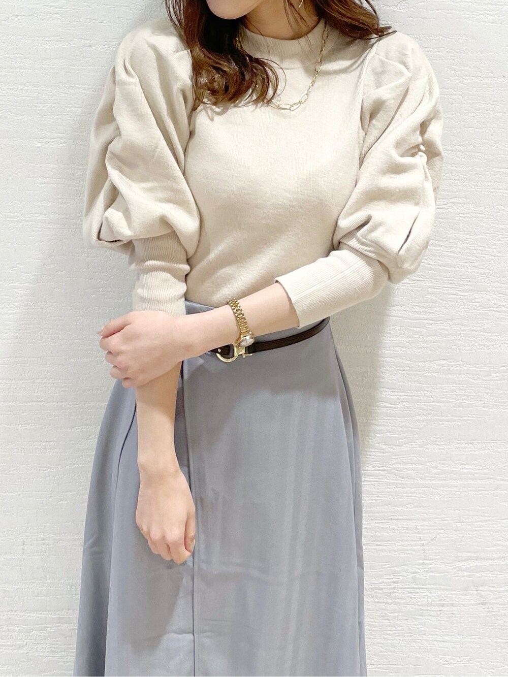 グレー系のスカート、ホワイト系のニット/セーター、ベージュ系のその他シューズを着用したレディースの冬コーディネートの4枚目の写真