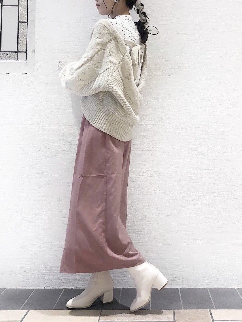 ホワイト系のシャツ/ブラウス、ホワイト系のカーディガン/ボレロ、ベージュ系のスカートを着用したレディースの秋コーディネートの2枚目の写真