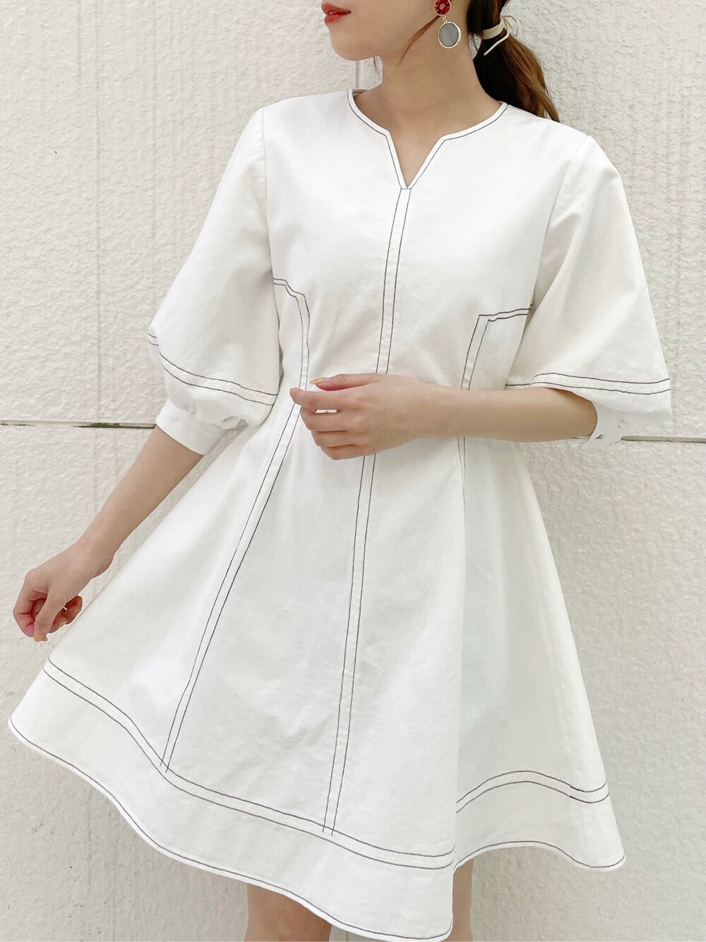 ホワイト系のスニーカー、ホワイト系のワンピースを着用したレディースの春コーディネートの4枚目の写真