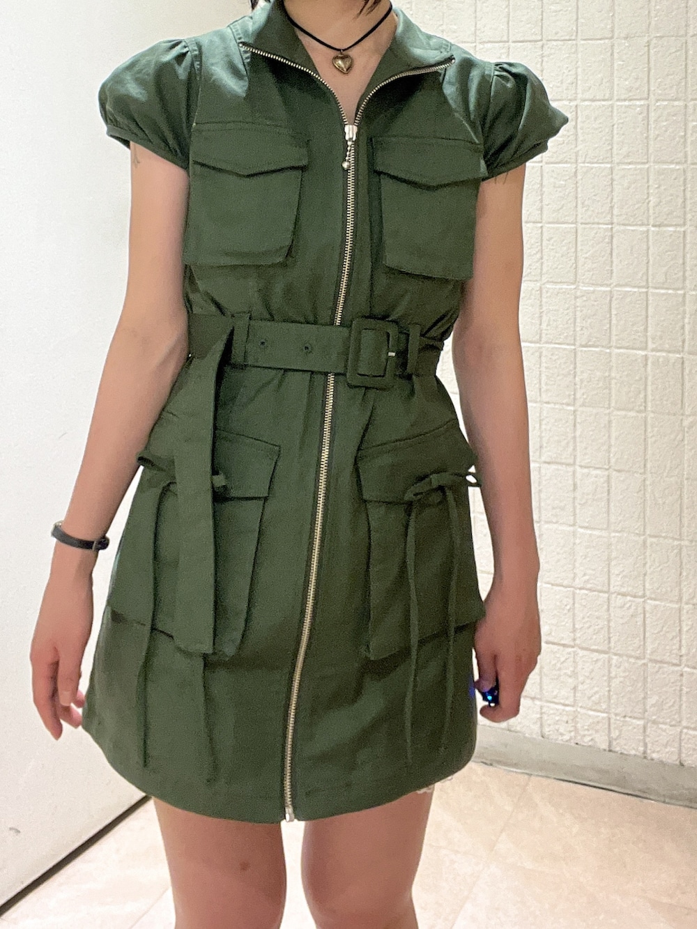 ベージュ系のワンピース、ホワイト系のその他パンツ、ブラック系のニットキャップ/ビーニーを着用したレディースの夏コーディネートの7枚目の写真