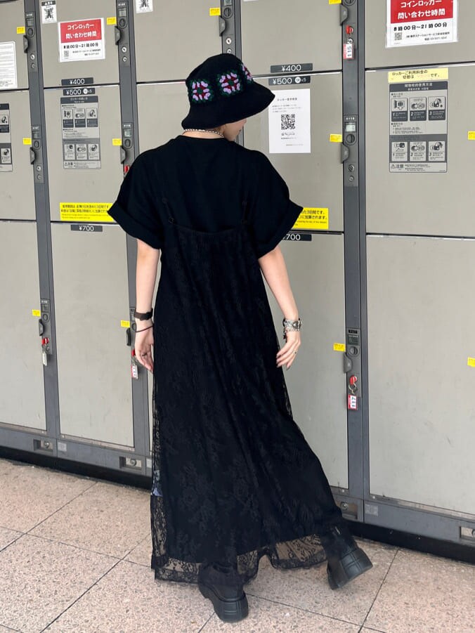 ブラック系のブーツ、ブラック系のワンピース、シルバー系のブレスレットを着用したレディースの春コーディネートの3枚目の写真