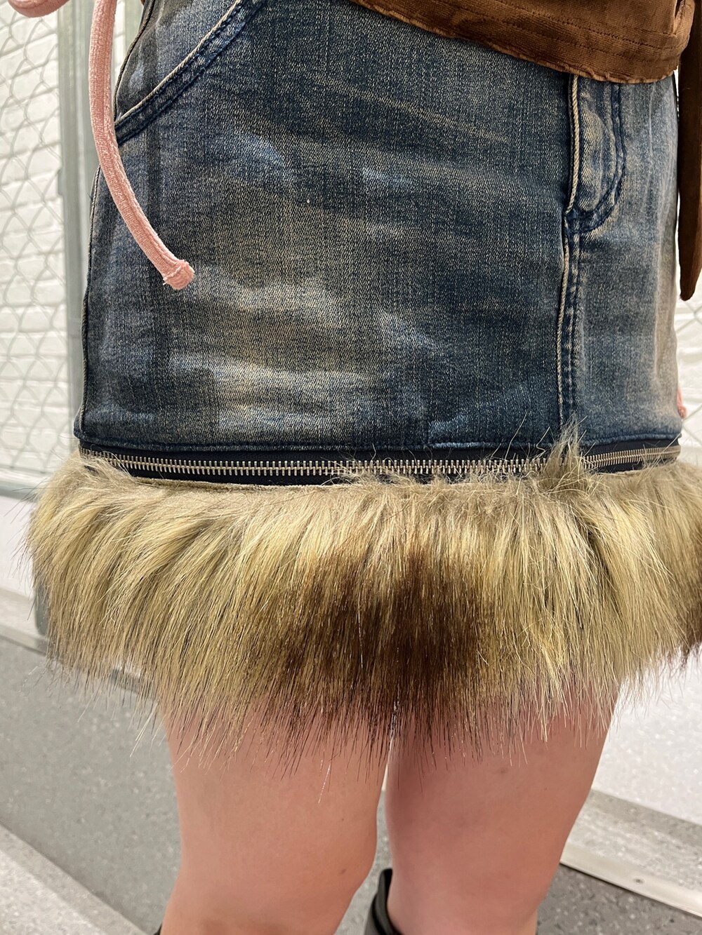 ブラウン系のTシャツ/カットソー、ブルー系のスカート、ブラック系のブーツを着用したレディースの夏コーディネートの8枚目の写真