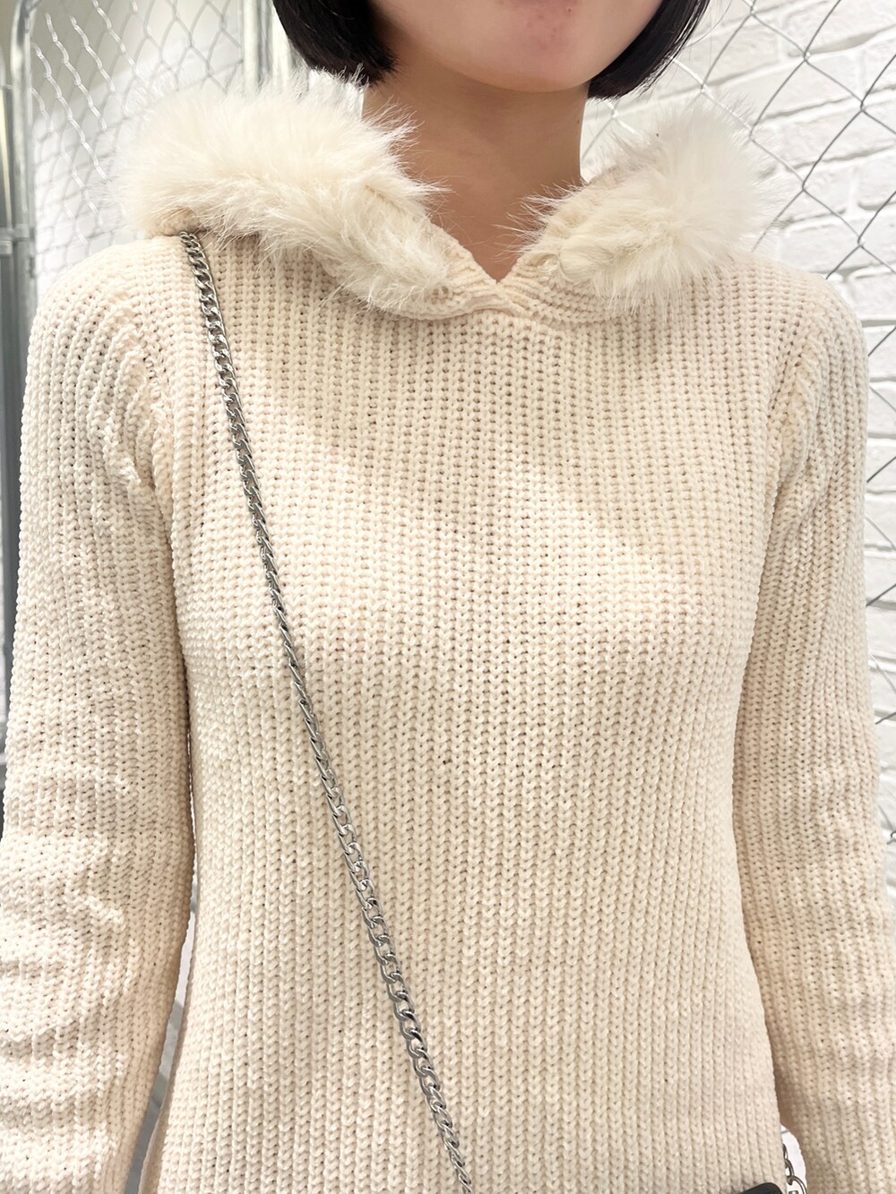 ホワイト系のワンピース、ホワイト系のブーツを着用したレディースの冬コーディネートの7枚目の写真