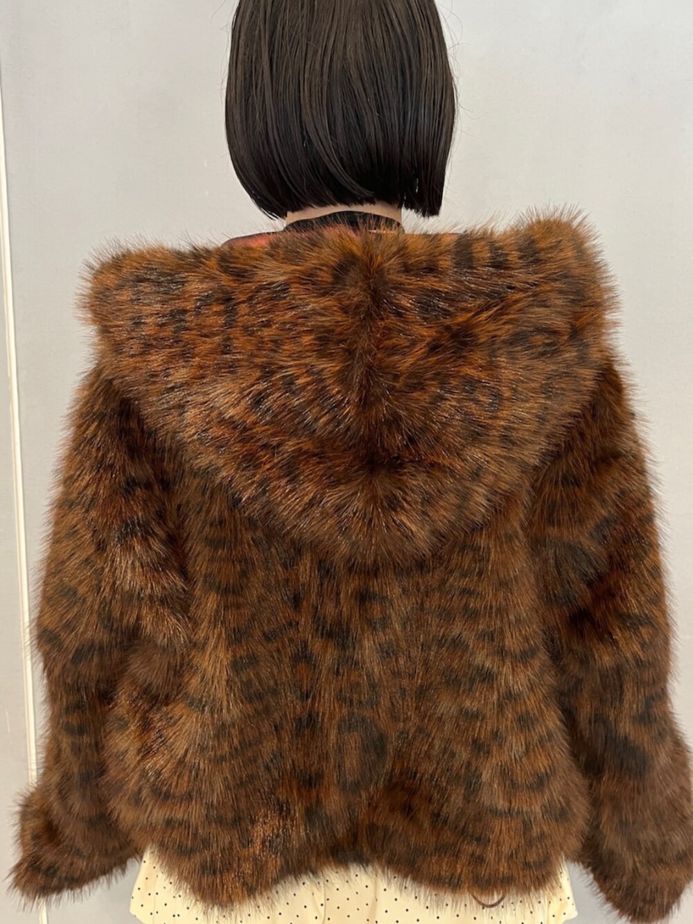 ホワイト系のスカート、ブラウン系のブルゾン、ブラック系のニット/セーターを着用したレディースの秋コーディネートの7枚目の写真