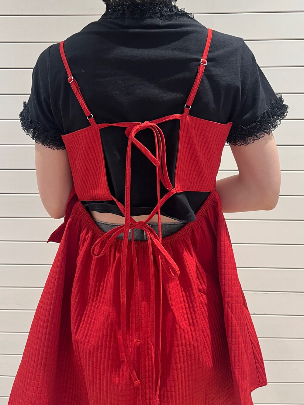 ブラック系のTシャツ/カットソー、レッド系のキャミソールを着用したレディースの夏コーディネートの8枚目の写真