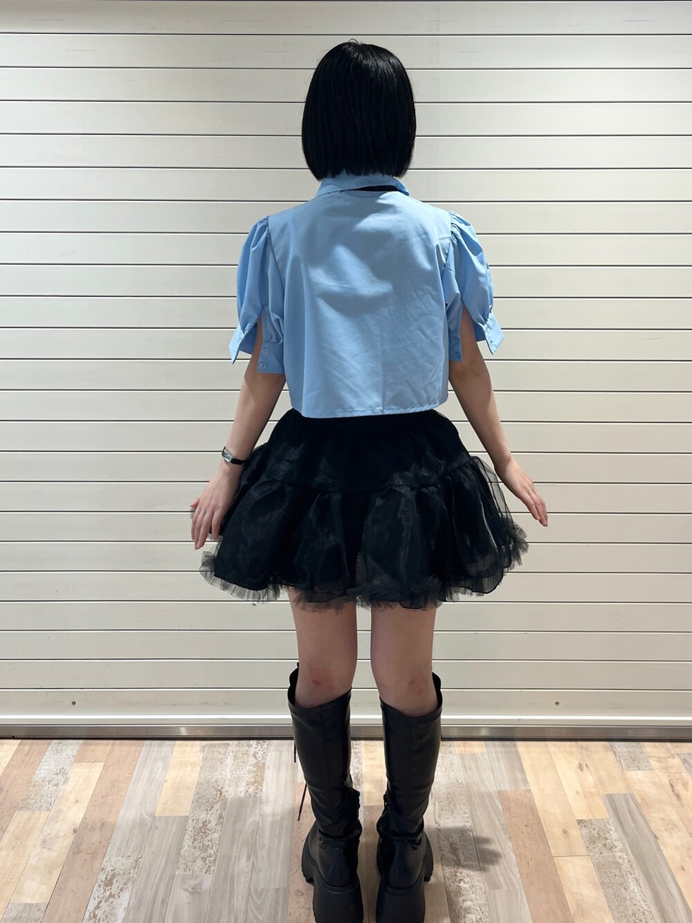 ブルー系のシャツ/ブラウス、ブラック系のネクタイ、ブラック系のスカートを着用したレディースの夏コーディネートの4枚目の写真