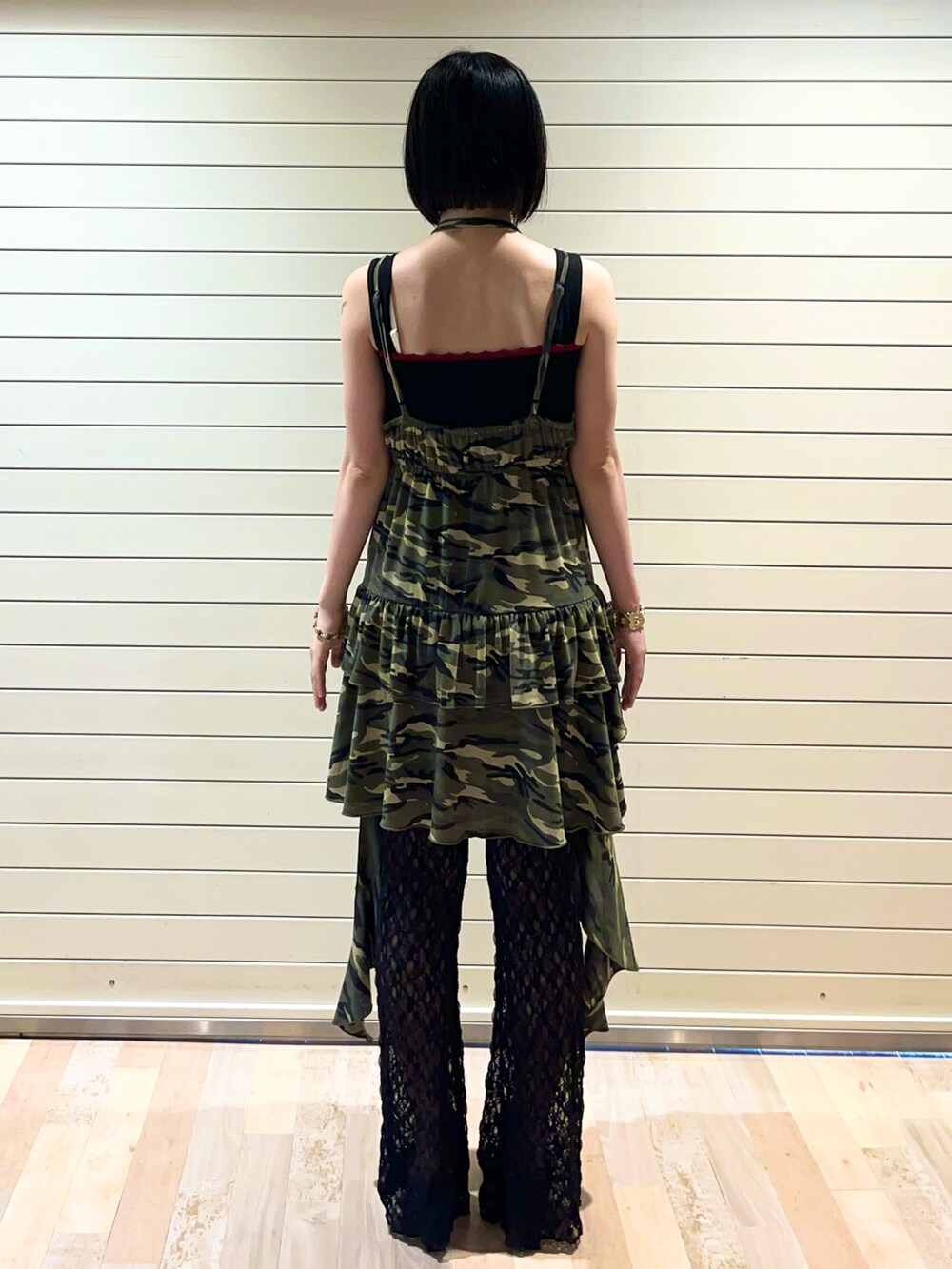 ベージュ系のワンピース、ブラック系のその他パンツ、ブラック系のパンプスを着用したレディースの夏コーディネートの4枚目の写真