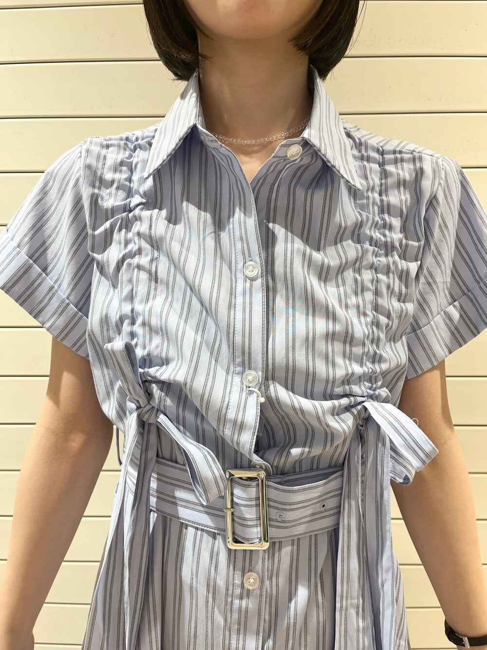 ブルー系のワンピース、ホワイト系のサングラスを着用したレディースの春コーディネートの6枚目の写真