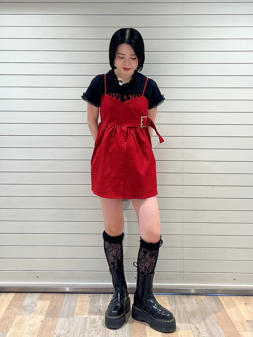 ブラック系のTシャツ/カットソー、レッド系のキャミソールを着用したレディースの夏コーディネートの4枚目の写真