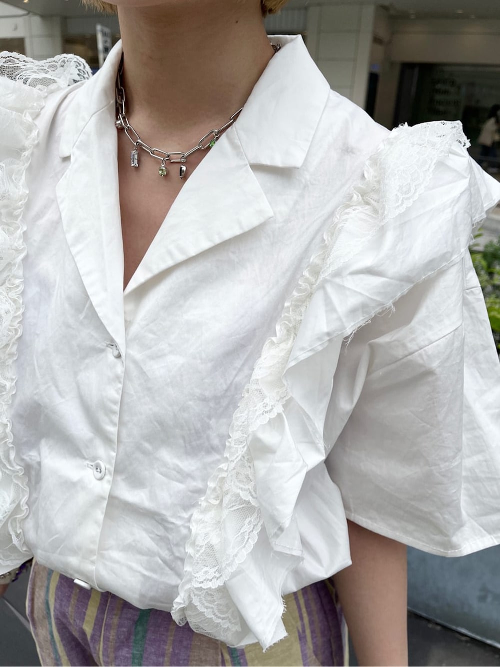 ホワイト系のブーツ、ホワイト系のシャツ/ブラウス、イエロー系のその他パンツを着用したレディースの春コーディネートの6枚目の写真