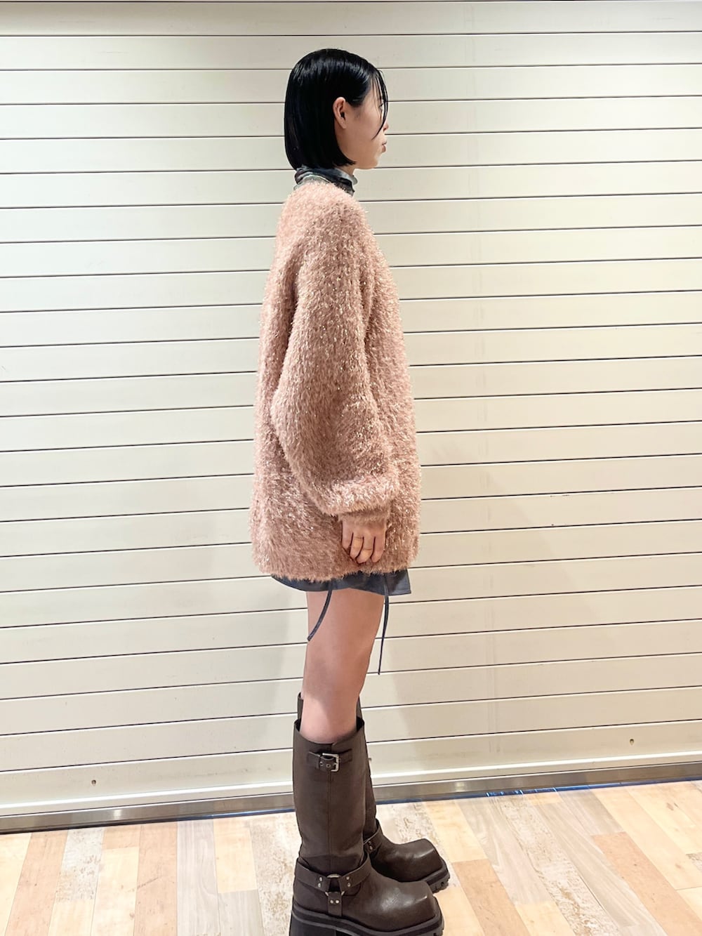 ピンク系のカーディガン/ボレロ、グレー系のスカート、グリーン系のTシャツ/カットソーを着用したレディースの夏コーディネートの3枚目の写真