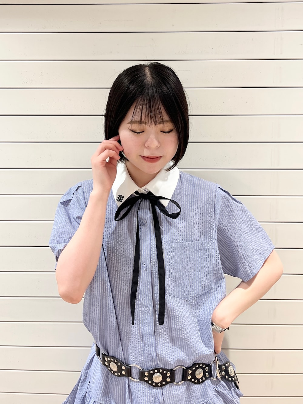 ブルー系のワンピース、ブラック系のその他パンツ、ブラウン系のブーツを着用したレディースの夏コーディネートの5枚目の写真