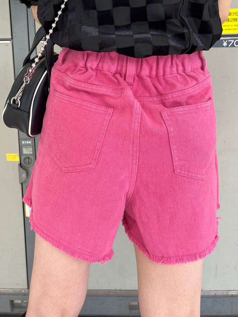 ブラック系のブーツ、その他のTシャツ/カットソー、ブラック系のボストンバッグを着用したレディースの夏コーディネートの8枚目の写真