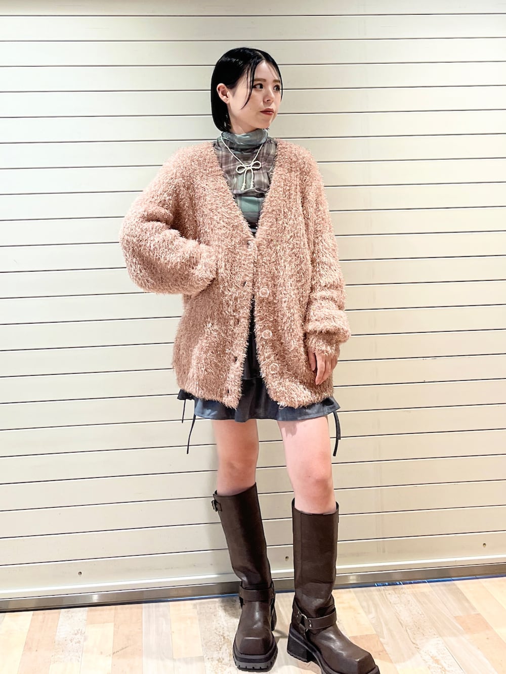 ピンク系のカーディガン/ボレロ、グレー系のスカート、グリーン系のTシャツ/カットソーを着用したレディースの夏コーディネートの2枚目の写真