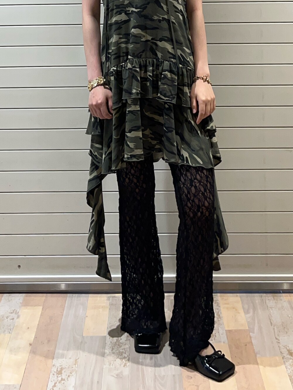 ベージュ系のワンピース、ブラック系のその他パンツ、ブラック系のパンプスを着用したレディースの夏コーディネートの7枚目の写真