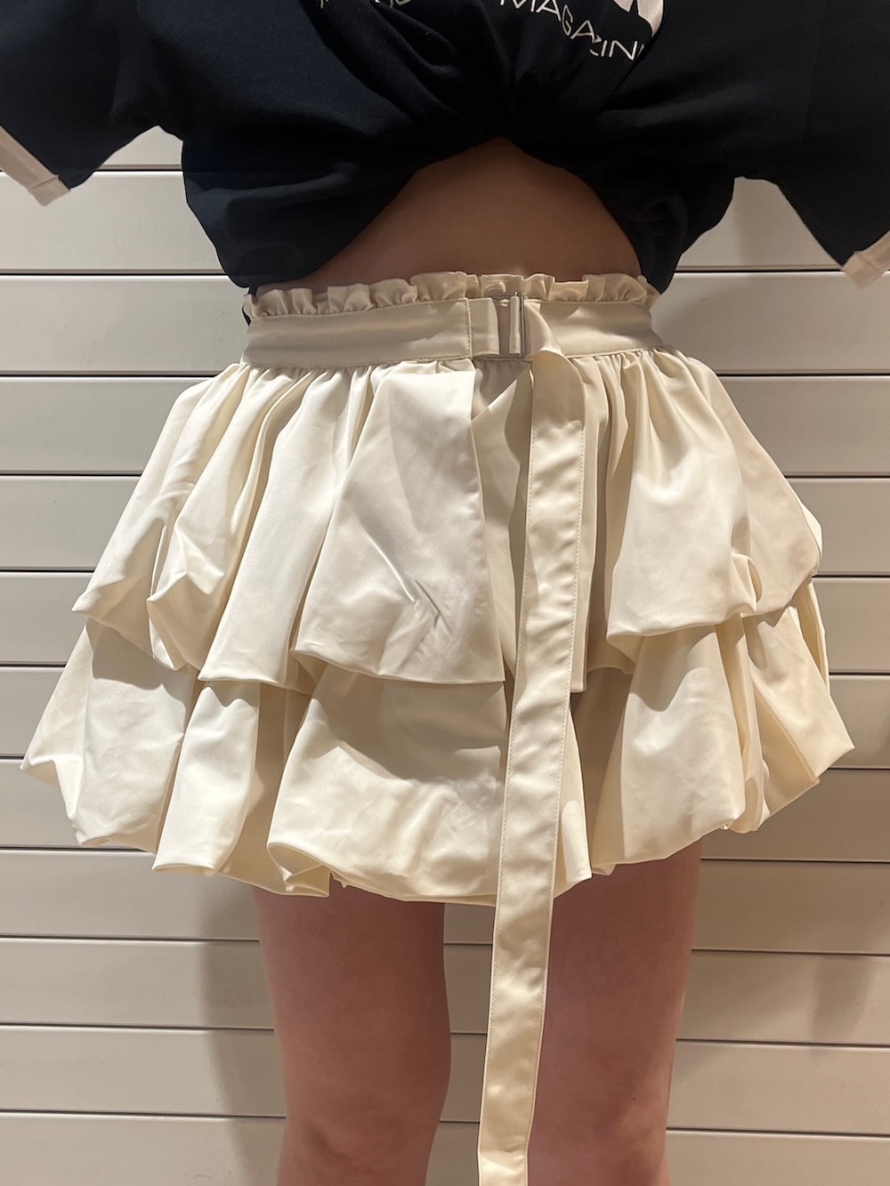 ブラック系のTシャツ/カットソー、ホワイト系のスカート、ブラック系のニットキャップ/ビーニーを着用したレディースの夏コーディネートの8枚目の写真