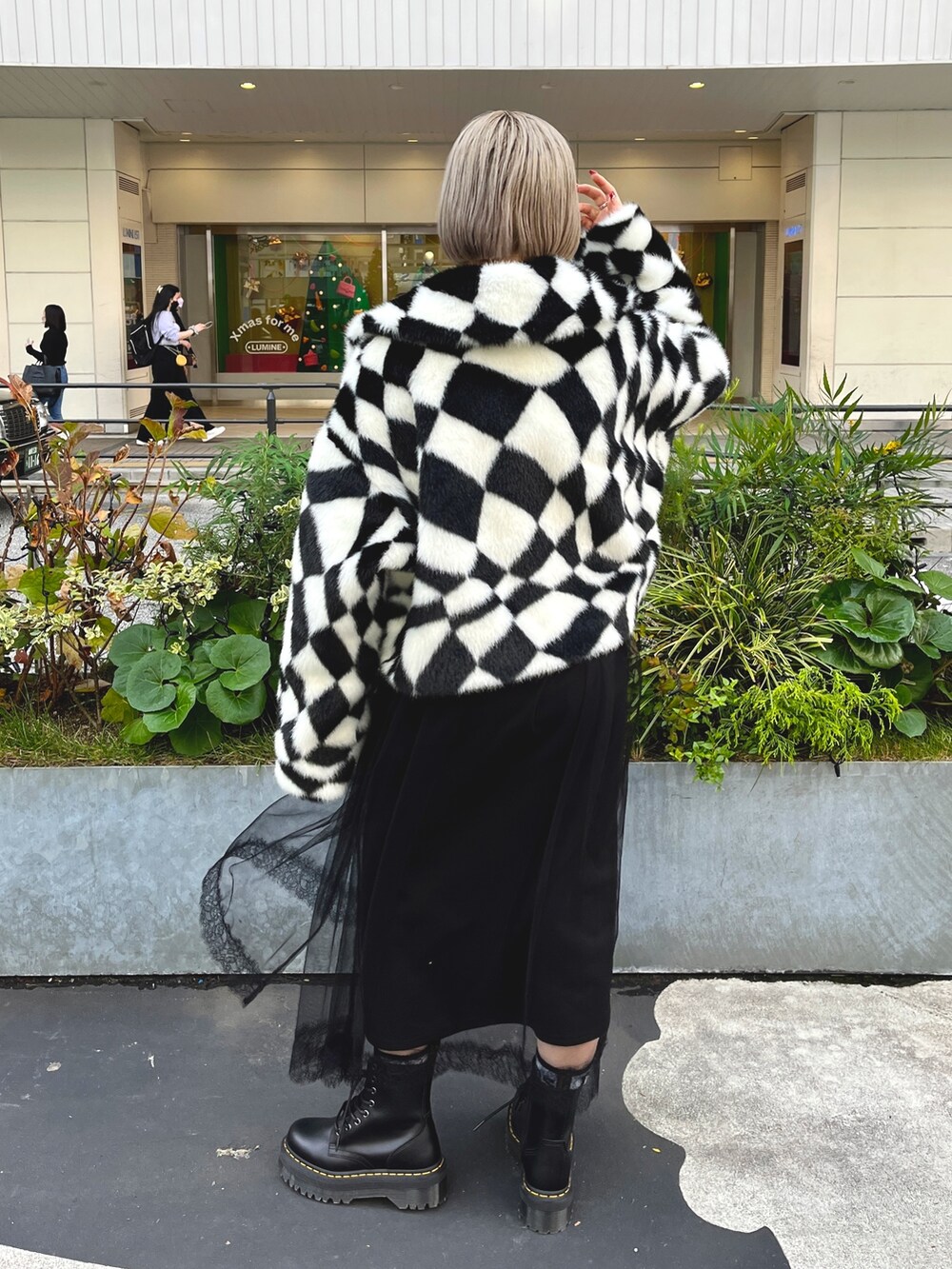 その他のその他アウター、ブラック系のワンピース、ゴールド系のネックレスを着用したレディースの秋コーディネートの4枚目の写真