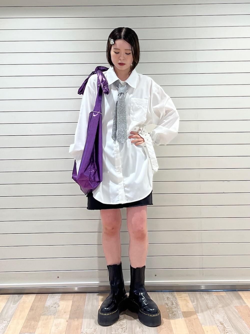 ホワイト系のシャツ/ブラウス、シルバー系のネクタイ、パープル系のトートバッグを着用したレディースの春コーディネートの2枚目の写真