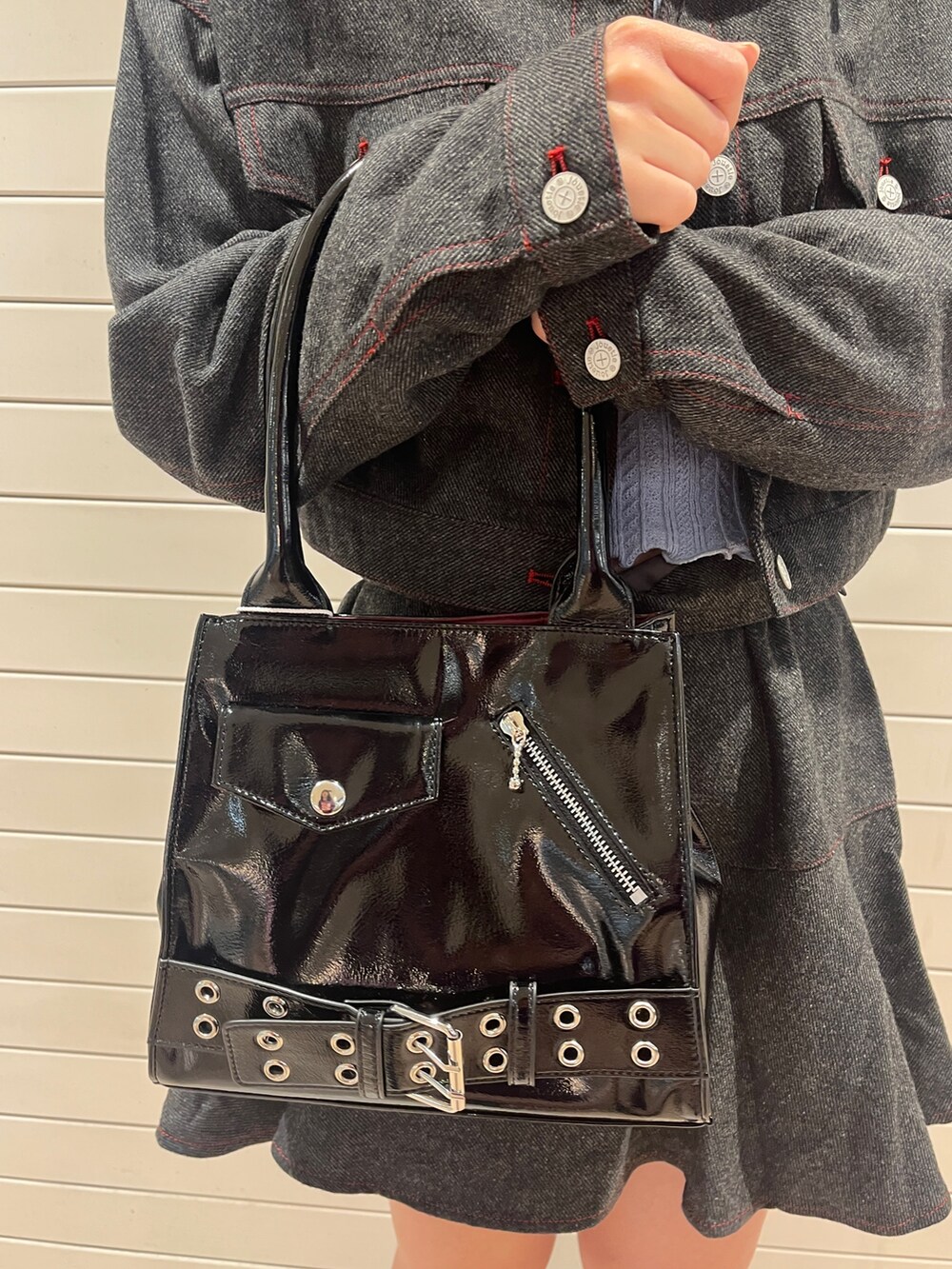 グレー系のワンピース、ブルー系のニット/セーター、ブラック系のハンドバッグを着用したレディースの秋コーディネートの9枚目の写真