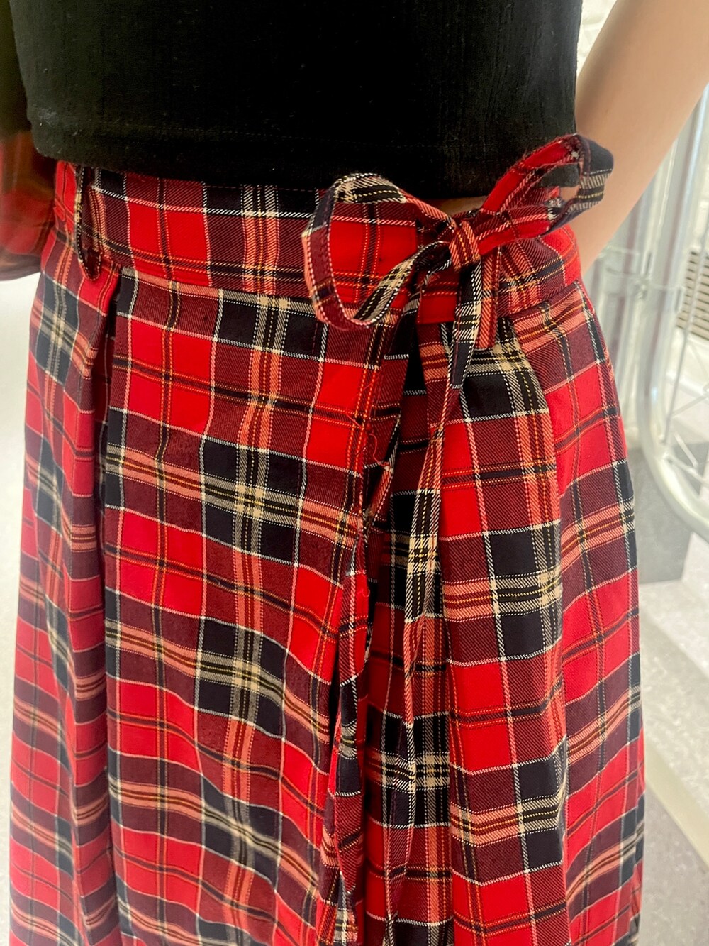 ブラック系のTシャツ/カットソー、レッド系のスカート、ブラック系のパンプスを着用したレディースの夏コーディネートの8枚目の写真