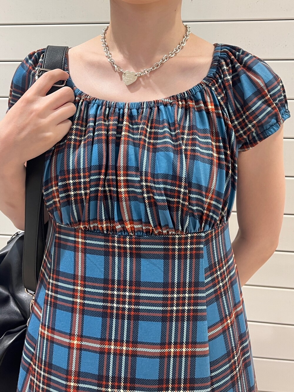 ブラック系のバレエシューズ、ブラック系のバックパック/リュック、ブルー系のワンピースを着用したレディースの夏コーディネートの5枚目の写真