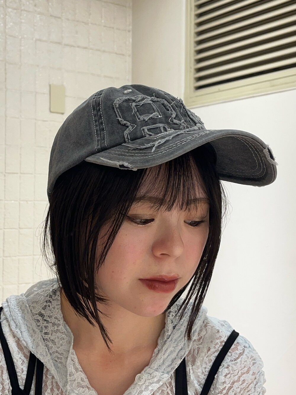 ブラック系のワンピース、ブルー系のTシャツ/カットソー、ブラック系のキャップを着用したレディースの夏コーディネートの8枚目の写真