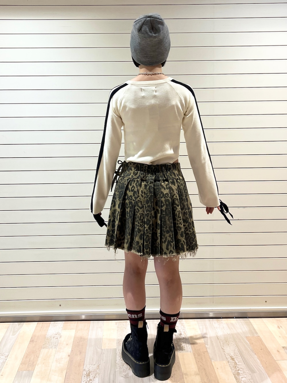 ホワイト系のニット/セーター、ブラウン系のその他パンツ、グレー系のニットキャップ/ビーニーを着用したレディースの秋コーディネートの4枚目の写真