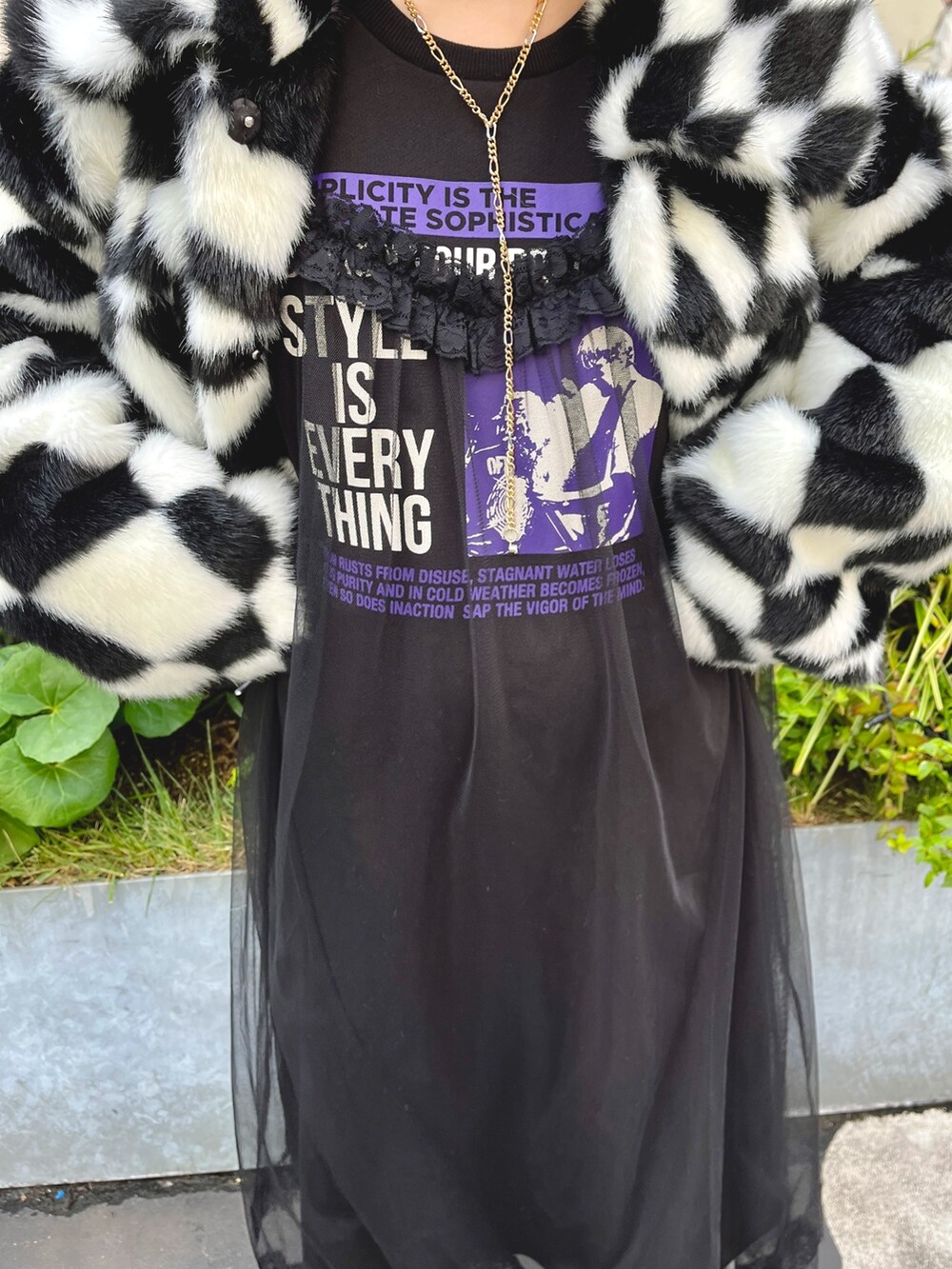 その他のその他アウター、ブラック系のワンピース、ゴールド系のネックレスを着用したレディースの秋コーディネートの8枚目の写真