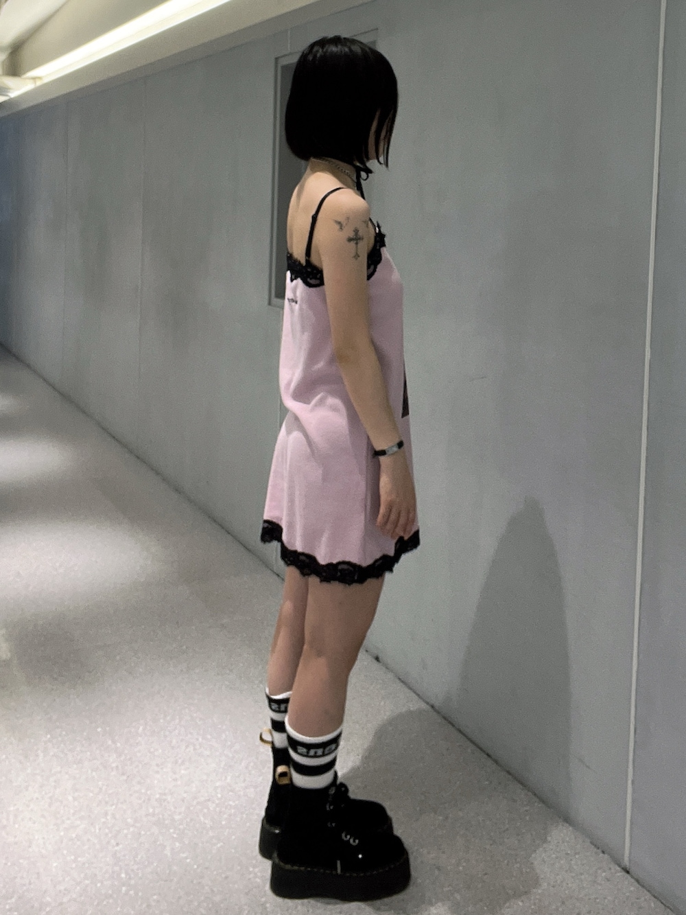 ピンク系のワンピース、ブラック系のチョーカーを着用したレディースの夏コーディネートの3枚目の写真