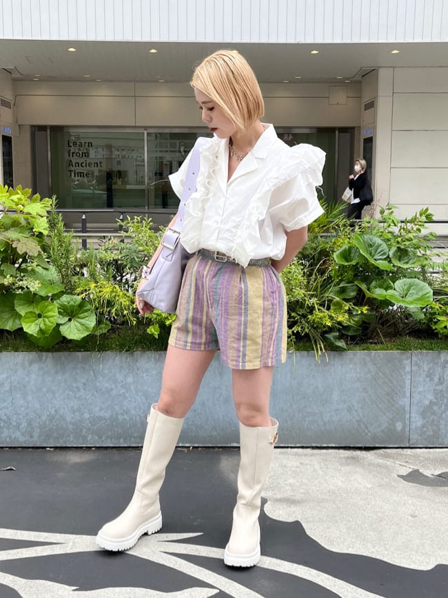 ホワイト系のブーツ、ホワイト系のシャツ/ブラウス、イエロー系のその他パンツを着用したレディースの春コーディネートの3枚目の写真