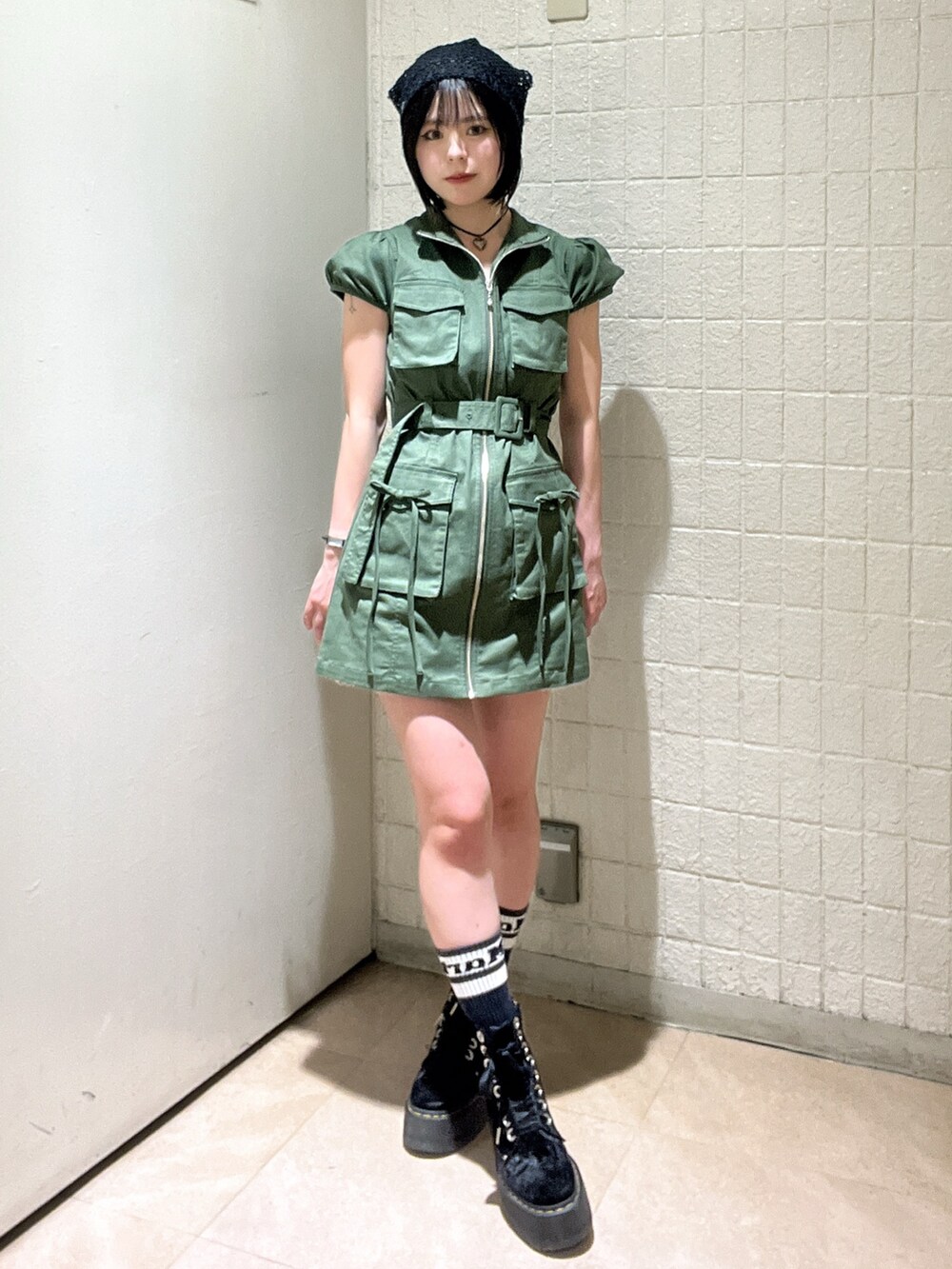 ベージュ系のワンピース、ホワイト系のその他パンツ、ブラック系のニットキャップ/ビーニーを着用したレディースの夏コーディネートの2枚目の写真