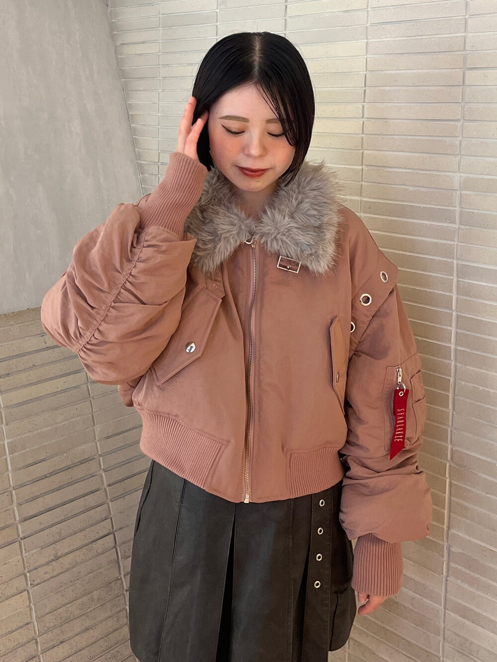 「MA-1、アウター、ショート丈アウター、低身長コーデ、低身長女子、jouetie、jouetieコーデ、jouetie_ootd、ピンクアウター、ドクターマーチン、マーチン、ミニスカート、甘辛mix、甘辛コーデ、甘辛ミックス」｜「jouetieのマルチスリーブクロップドMA-1（MA-1、ピンク系）」を使った、MOMOKAさん（レディース・153cm）の秋コーディネートの5枚目の写真