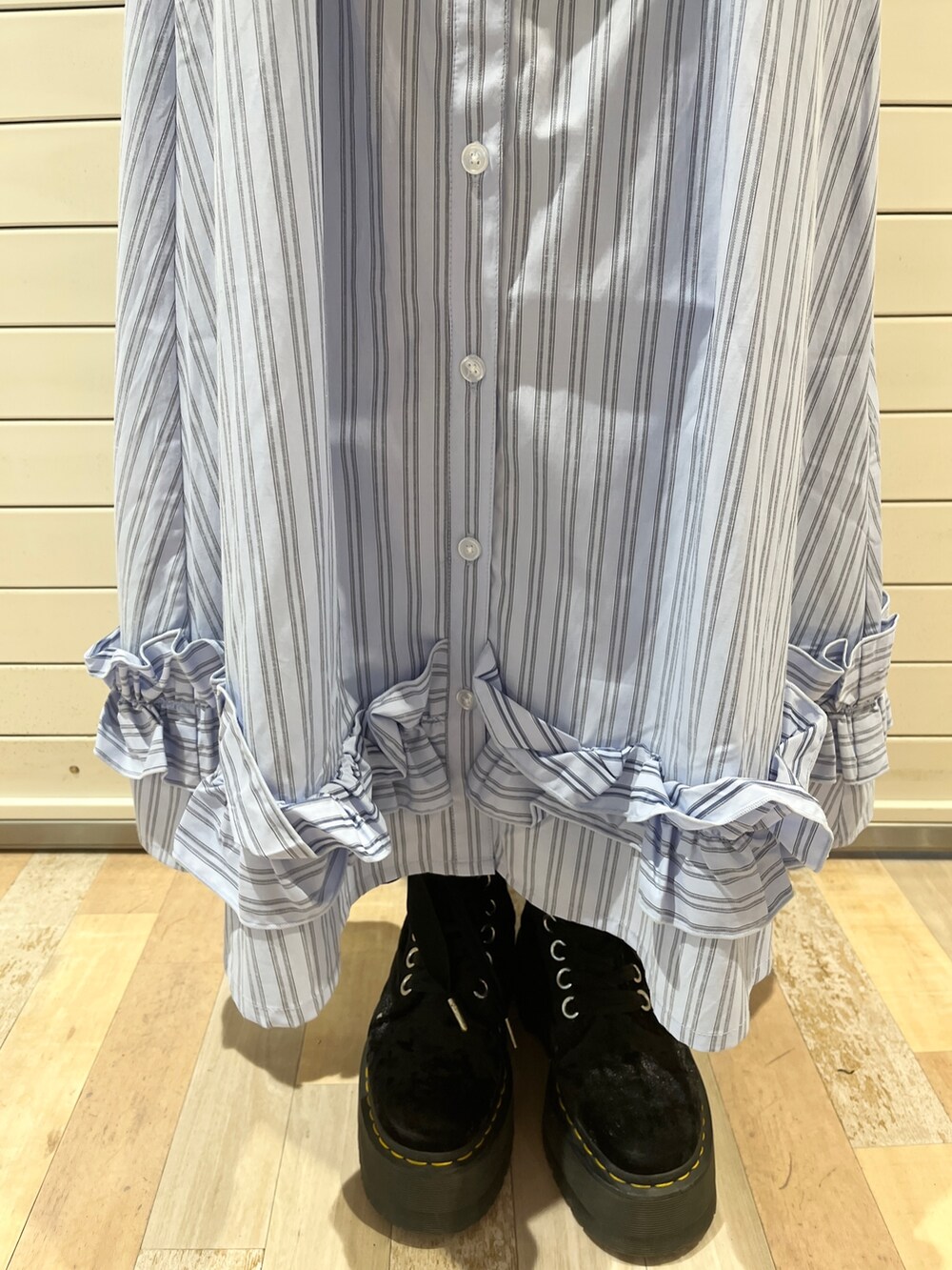 ブルー系のワンピース、ホワイト系のサングラスを着用したレディースの春コーディネートの7枚目の写真